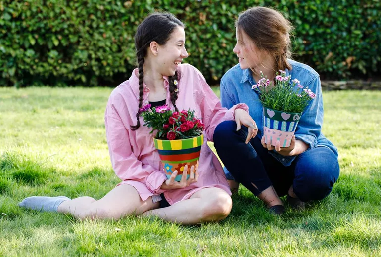 Kinder mit bemaltem Übertopf Kinder mit bemaltem Übertopf